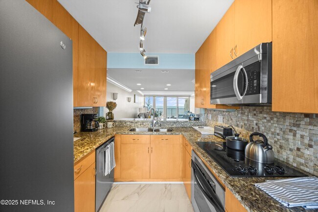 Building Photo - 2100 Ocean Dr S
