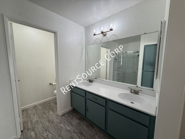 Building Photo - 1940 Simsburry St