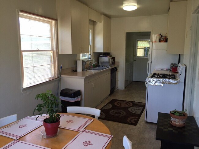 Building Photo - 341 Foothill Blvd