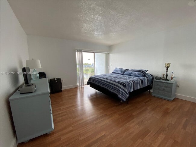 Building Photo - 9375 Fontainebleau Blvd