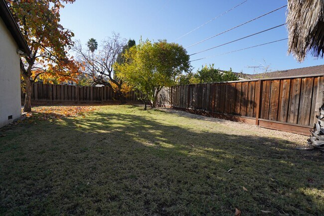 Building Photo - Beautiful Single Family Home in Desirable ...