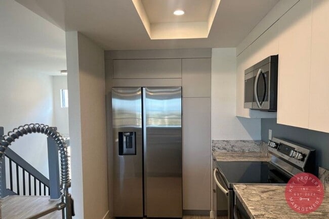 Building Photo - luxurious 3-story condo with stunning view...