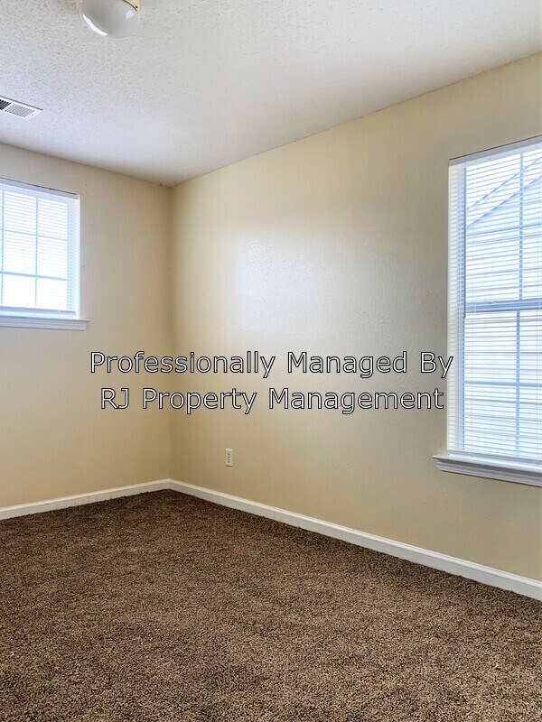 Building Photo - 4847 Royal Run Dr