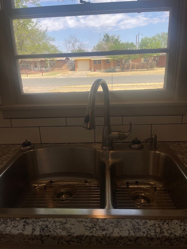 Building Photo - Pre-leasing for Fall! Adorable Remodeled House in Prime Location!