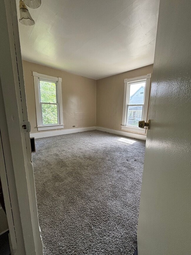 Building Photo - 2 Bdrm 1st Floor Bath Secluded Yard