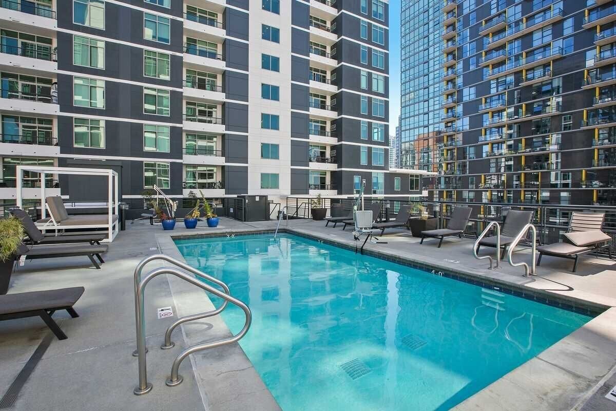 Rooftop Pool - 425 W Beech St