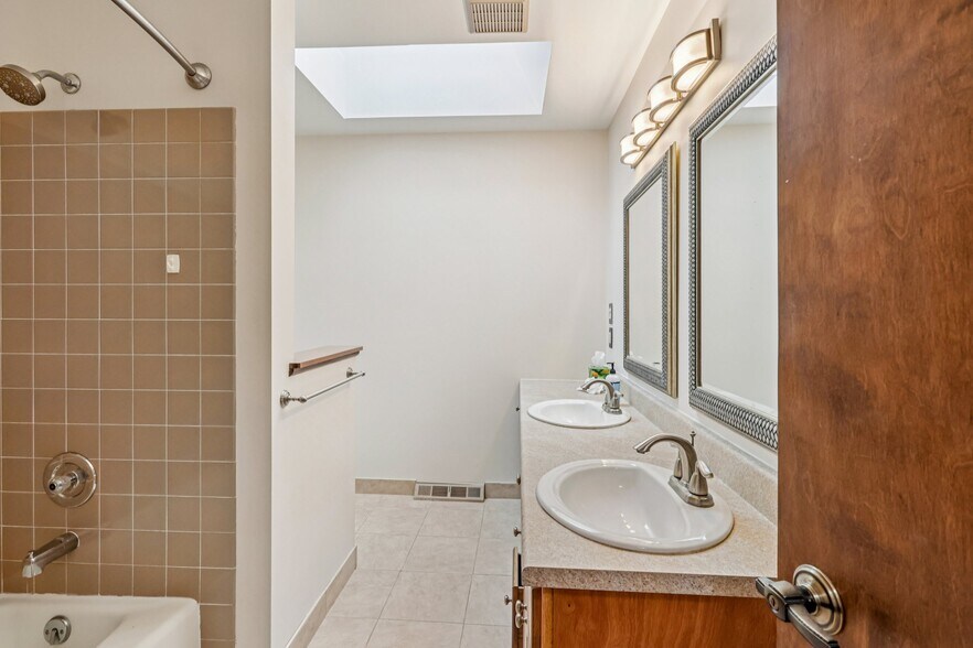 Building Photo - 6235 Sunnywood Dr