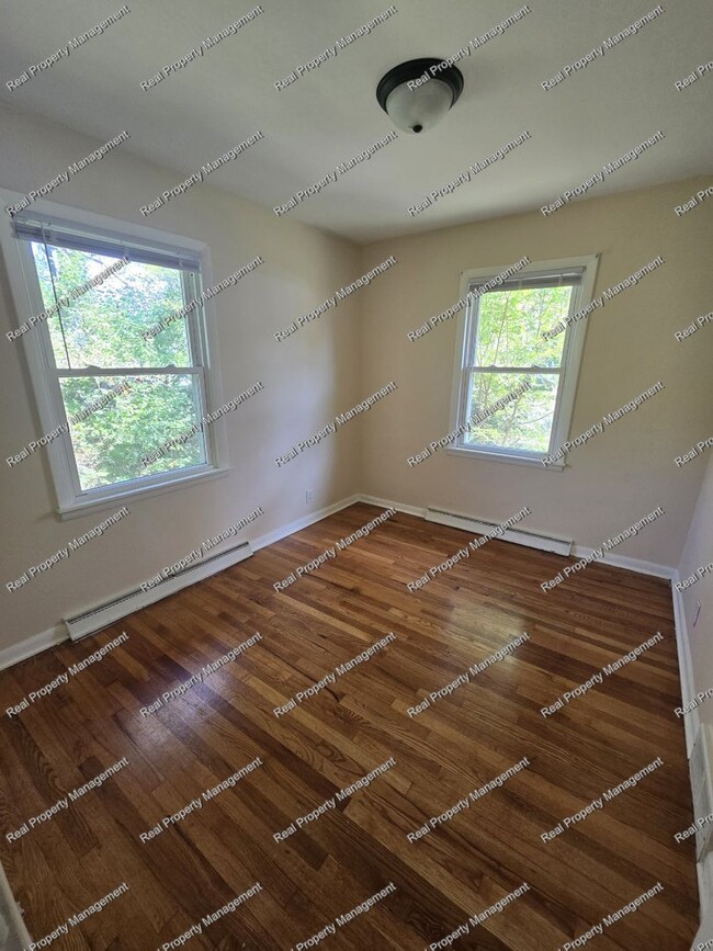 Building Photo - Three Bed Hobart Ranch