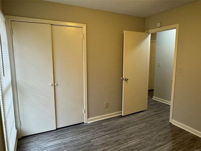 Building Photo - 2233 W Aberdeen Dr