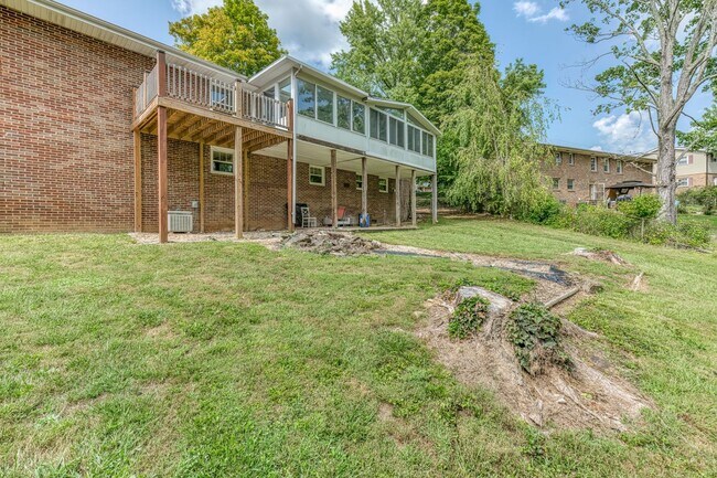 Building Photo - 2301 Old Lewis Rd