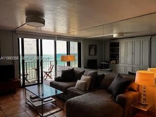 Building Photo - 2625 Collins Ave