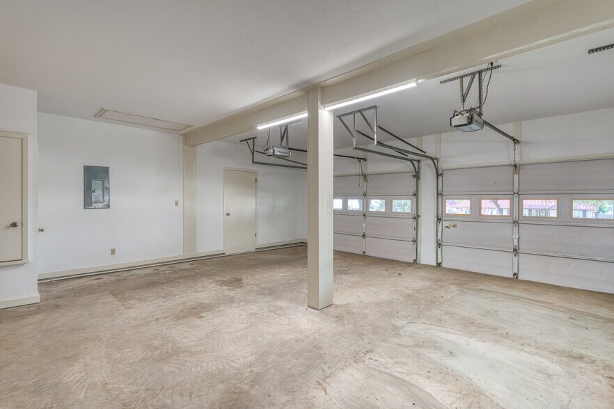 Building Photo - 405 E Granite St