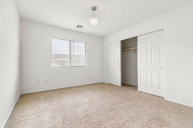 Building Photo - Immaculate 5 Bedroom, 3 bathroom home nest...
