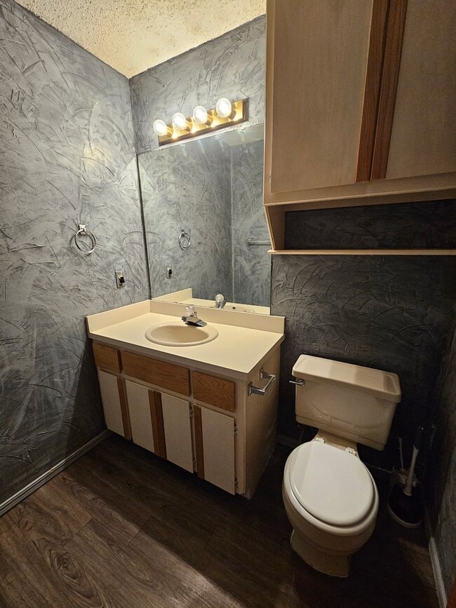 Building Photo - (2) Bed/(1.5) Bath Townhome Available NOW!