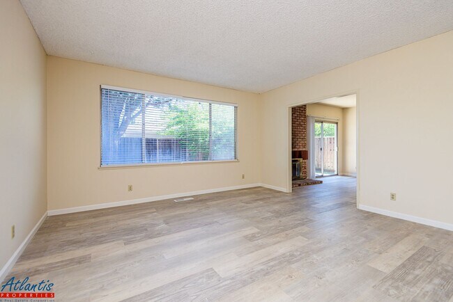 Building Photo - Lovely Blossom Valley Home