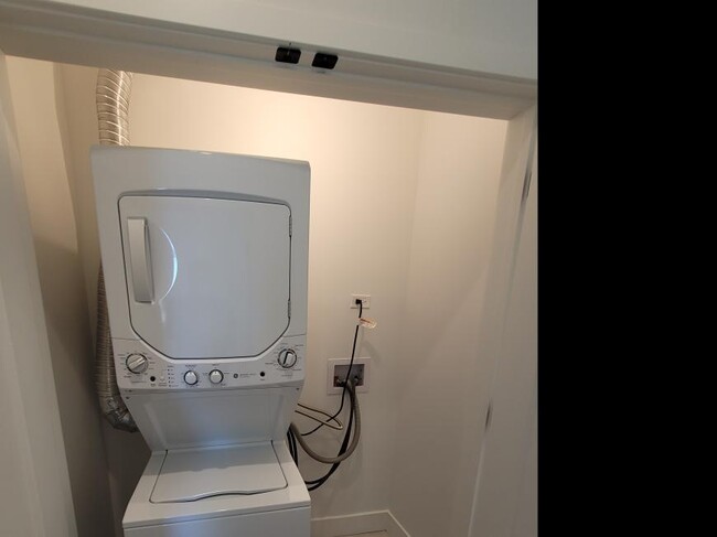 Building Photo - 2 bedroom in Chicago IL 60660