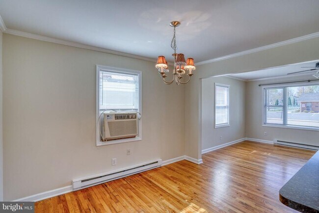 Building Photo - 206 N Main St