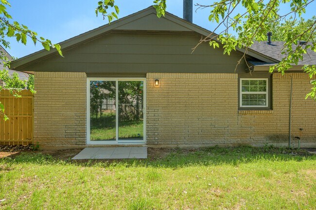 Building Photo - 2525 SE 47th St