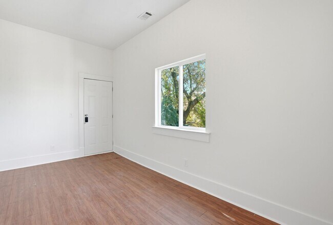 Building Photo - Beautiful Victorian Home for Lease in the Heart of Savannah