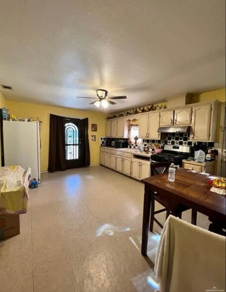 Building Photo - 7107 Sylvia Handy St