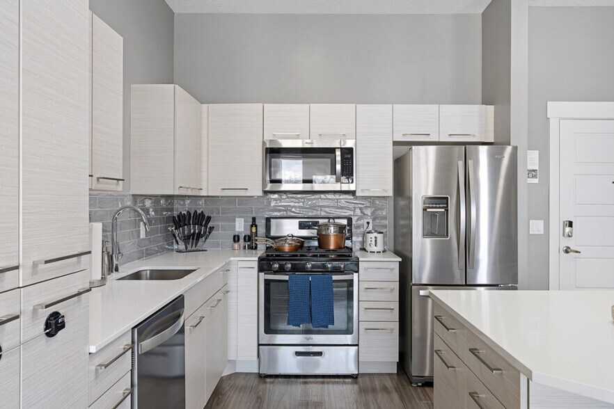 Building Photo - 380 S 400 E