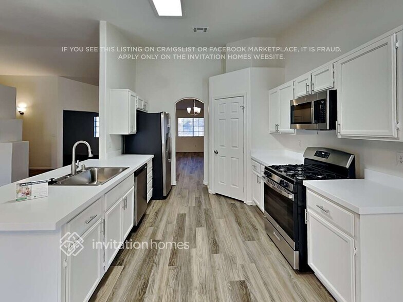 Building Photo - 6285 Hill Haven Ave