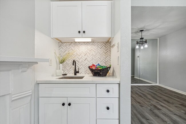 Building Photo - 2125 Augusta Dr