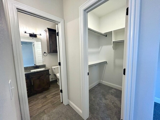 Building Photo - Water included - 1 Bed 1 Bath Near Downtown Rogers