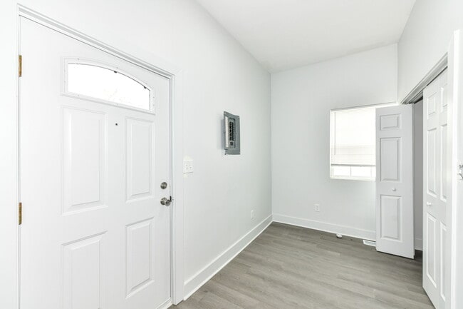 Building Photo - 942 W 27th St