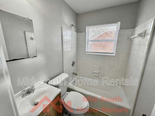 Building Photo - 1742 E Holmes Rd