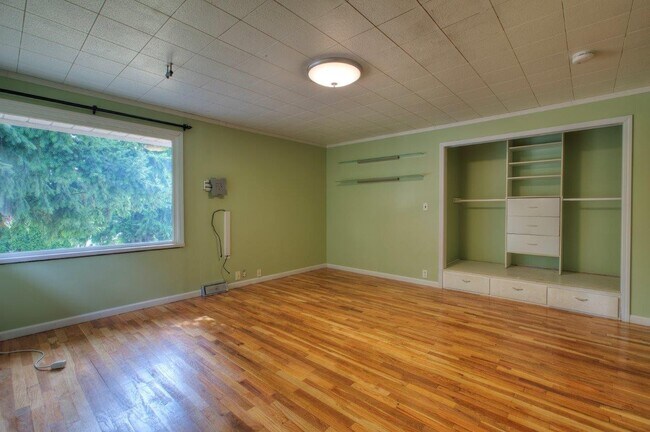 Building Photo - Convenient Location in Renton * Open House Sunday July 5th, 11:00am *