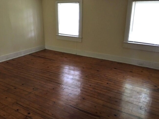 Building Photo - Move-in Ready NOW! Freshly updated, great ...