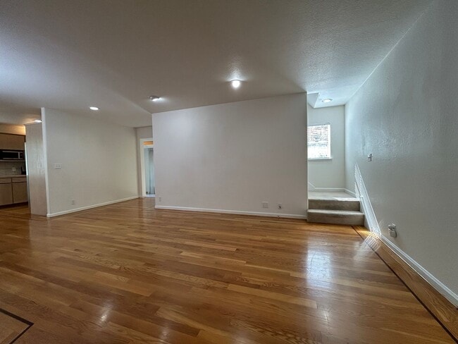 Building Photo - 2 Bed, 2.5 Bath Walnut Creek Home – Peacef...