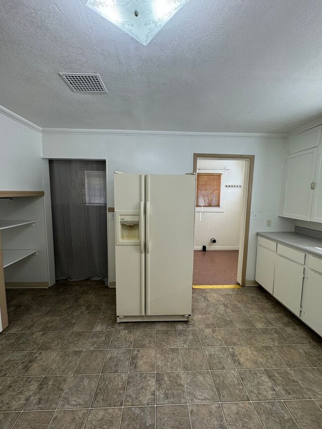 Building Photo - 2 bedroom 1 bath house with large loft and...