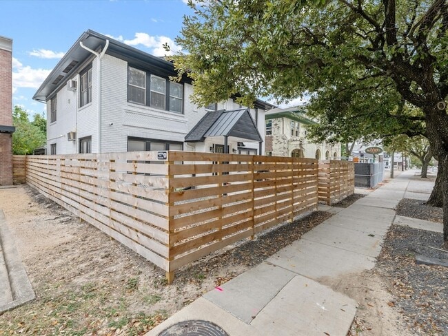 Building Photo - 1119 Waugh Dr