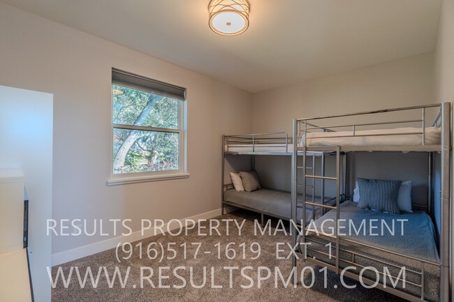 Building Photo - Stunning luxury custom home! 4 bedrooms heart of Fairoaks