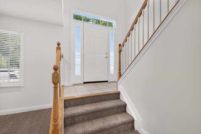 Building Photo - Beautiful 3 Bed Townhome In the Heart Of Village Of West Clay!