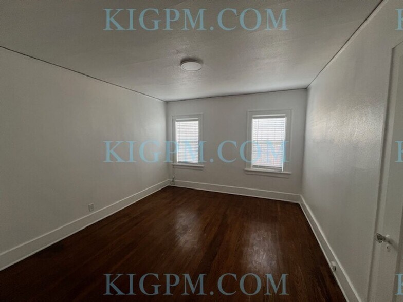 Building Photo - 2-Bedroom Duplex in Prime Mid-Wilshire Area!