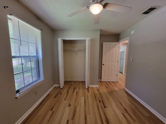 Building Photo - 2 bedroom/ 2 bath duplex for rent in NE Tallahassee, woodfloors, fenced back yard available Augus...