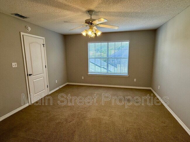 Building Photo - 2121 Pin High Dr