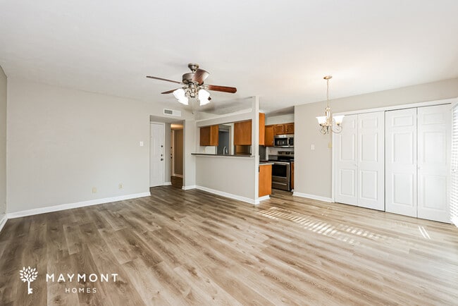 Building Photo - 7024 Greenview Cir S