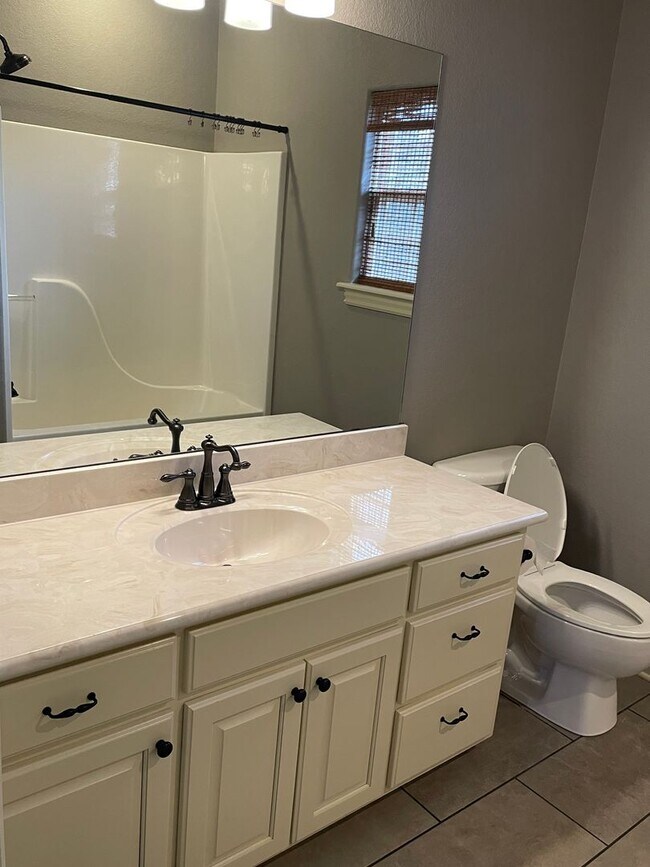 Building Photo - 3 Bedroom, 2 Full Bath, 2-car attached gar...