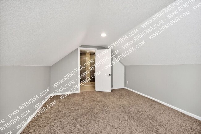 Building Photo - 6717 Roseland Dr