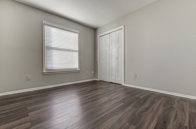 Building Photo - Recently renovated, move-in ready 3/2 home...