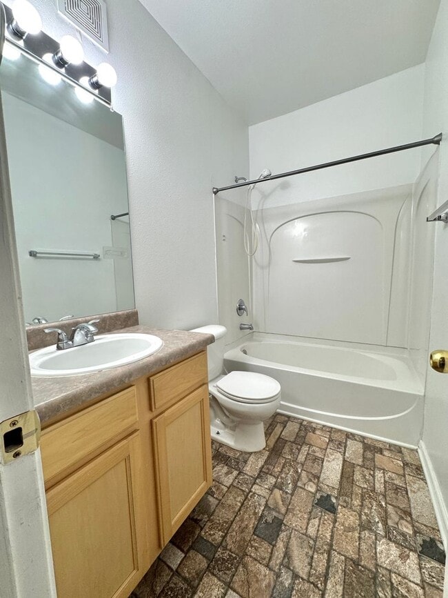 Building Photo - 4 Bedroom, 4 Bath Condo