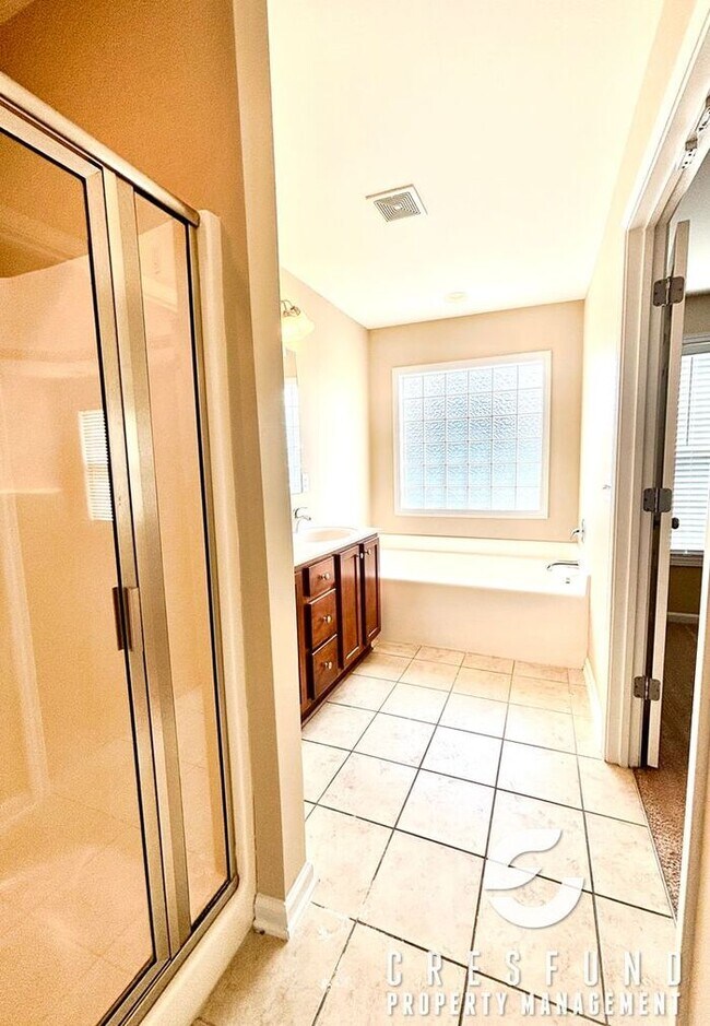 Building Photo - NEW PAINT AND LVP FLOORING! BEAUTIFUL 3 BE...