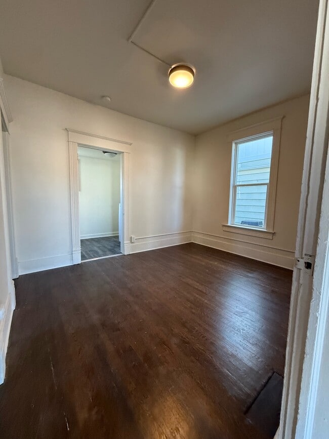 Building Photo - 215 W 5th St