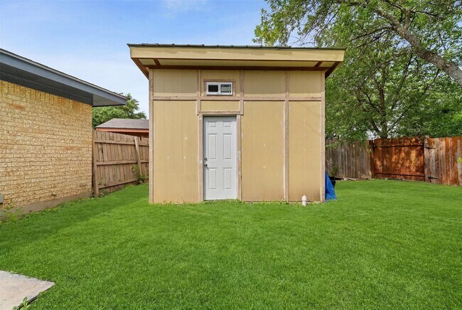 Building Photo - 135 Navajo Cir