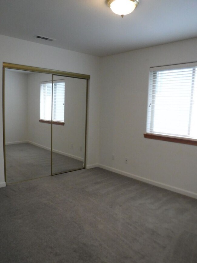 Building Photo - 2 Bed/2 Bath Apartment Located Near OSU/COCC Campus - Attached Garage