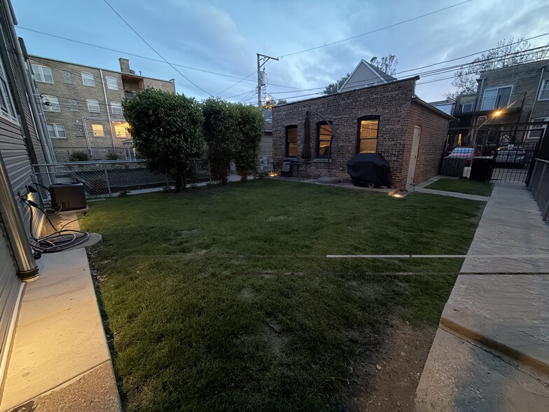 Building Photo - 2452 N Hamlin Ave